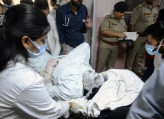 दर्दनाक: उन्नाव पुलिस से त्रस्त महिला ने मुख्यमंत्री आवास के पास लगाई खुद को आग, हालत गंभीर, सड़क किनारे बिलखता रहा मासूम खुद को लगाई आग