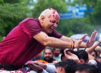 17 महीनों बाद जेल से बाहर निकले पूर्व डिप्टी सीएम मनीष सिसोदिया, सुप्रीम कोर्ट ने दी थीं आज जमानत जेल से निकले मनीष सिसोदिया