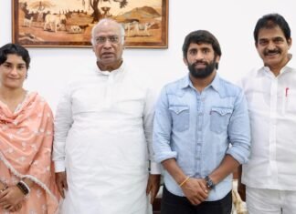 कांग्रेस में शामिल हुए बजरंग पूनिया व विनेश फोगाट, कहा, बुरे टाइम में पता चलता है कि कौन अपना कांग्रेस में शामिल