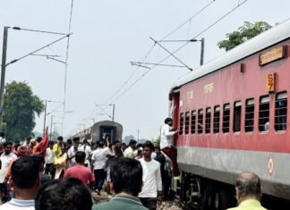फिर दुर्घटना का शिकार हुई ट्रेन, बक्सर में दो हिस्सों में बंटी मगध एक्सप्रेस बंटी मगध एक्सप्रेस