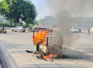 चलती ऑटो में लगी आग