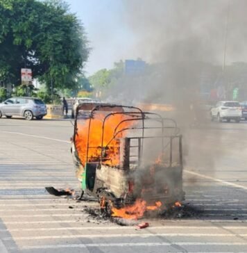 समता मूलक चौराहे पर चलती CNG ऑटो में लगी आग, हादसा टला चलती ऑटो में लगी आग