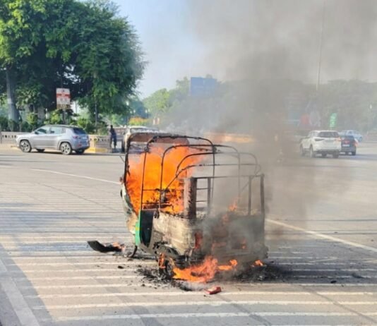 समता मूलक चौराहे पर चलती CNG ऑटो में लगी आग, हादसा टला चलती ऑटो में लगी आग
