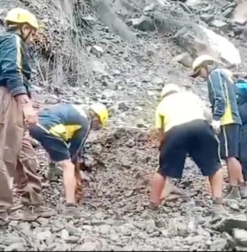 केदारनाथ: भूस्खलन मलबे से निकाले चार शव, मरने वाले श्रद्धालुओं की संख्या हुई पांच केदारनाथ भूस्खलन