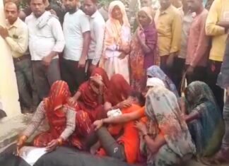 यूपी: गलत दिशा से आयी पिकअप ने सड़क किनारे बैठे नौ ग्रामीणें को रौंदा, पांच की मौत गलत दिशा