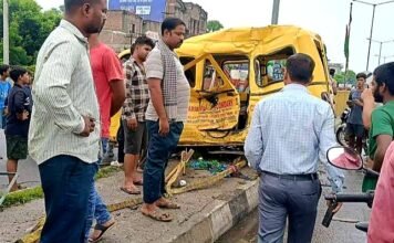 ट्रक ने मारी स्कूल वैन को जबरदस्त टक्कर, दो दर्जन बच्चे घायल स्कूल वैन