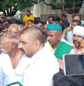 प्रदर्शन करते किसान