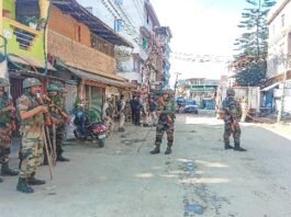मणिपुर में फिर बिगड़े हालात, हिंसा के बाद कई इलाकों में लगा कर्फ्यू मणिपुर में बिगड़े हालात
