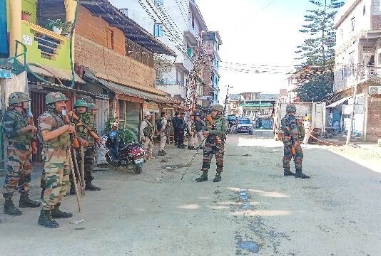 मणिपुर में फिर बिगड़े हालात, हिंसा के बाद कई इलाकों में लगा कर्फ्यू मणिपुर में बिगड़े हालात