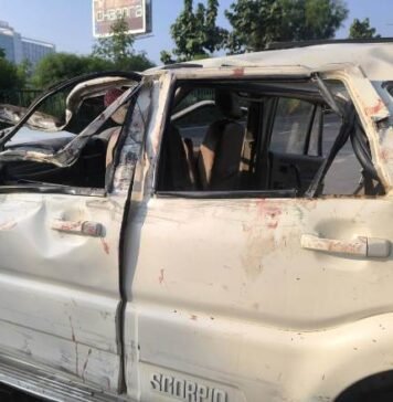 शहीद पथ पर बाइकसवार को बचाने में पलटी स्कार्पियो, किशोर की मौत, तीन घायल पलटी स्कार्पियो