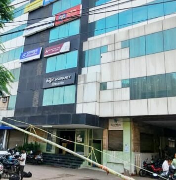हजरतगंज में कामर्स हाउस बिल्डिंग की आठवीं मंजिल से कूदकर छात्र ने दी जान