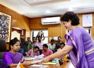 प्रियंका गांधी ने वायनाड में रोड शो के बाद दाखिल किया नामांकन नामांकन पत्र दाखिल