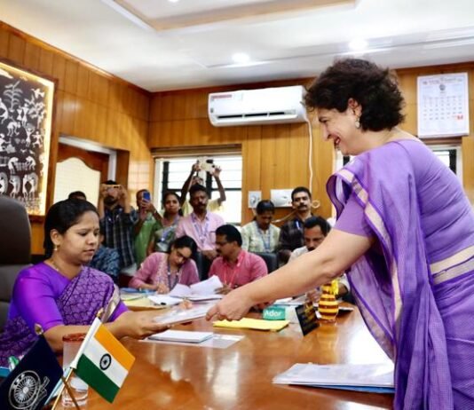 प्रियंका गांधी ने वायनाड में रोड शो के बाद दाखिल किया नामांकन नामांकन पत्र दाखिल