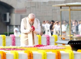 गांधी जयंती पर राजघाट पहुंचे नरेंद्र मोदी, हाथ जोड़कर किया बापू को नमन महात्मा गांधी को नमन