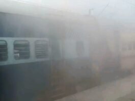 खजुराहो जा रही ट्रेन में लगी आग, यात्रियों में मचा हड़कंप ट्रेन में लगी आग