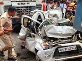 डंपर में घुसी कारडंपर में घुसी कार