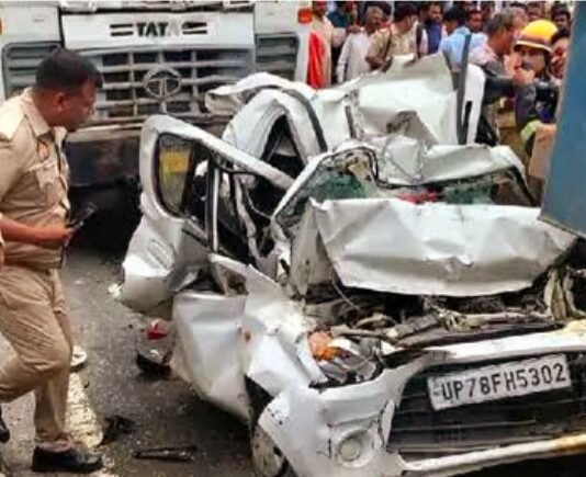 डंपर में घुसी कारडंपर में घुसी कार