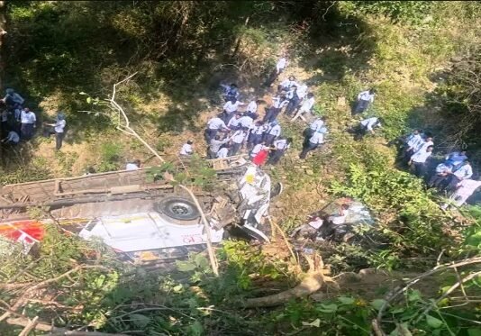 पिकनिक पर जा रही स्कूली बच्चों से भरी बस खाई में गिरी, चालक समेत 15 मासूम घायल स्कूल बस