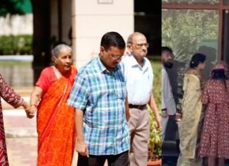 परिवार के साथ केजरीवाल