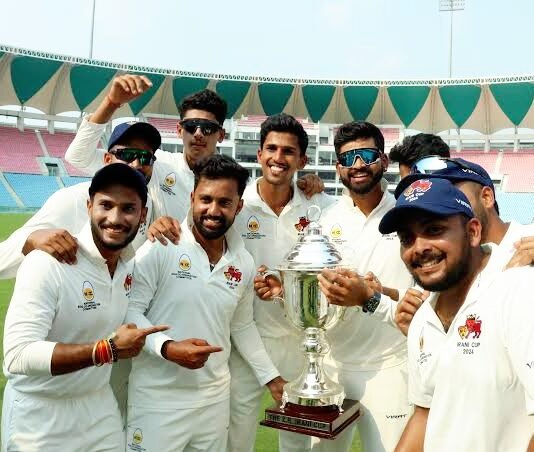 मुंबई की टीम ने इकाना स्टेडियम में रचा इतिहास, 27 साल बाद अपने नाम की ईरानी ट्रॉफी ईरानी ट्रॉफी