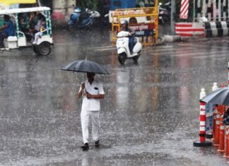 उमस भरी गर्मी के बीच लखनऊ में अचानक हुई तेज बारिश, कई जिलों में दो दिन बरसेंगे बादल लखनऊ में बारिश