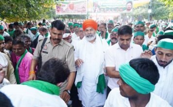 लखनऊ की महापंचायत में बोले राकेश टिकैत, “किसानों की फसलों को लूटा जा रहा, जमीनों पर मंडरा रहा खतरा” महापंचायत में राकेश टिकैत