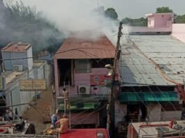 गणेशगंज के गोदाम में लगी आग, लाखों का नुकसान गोदाम में लगी आग