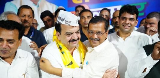 दिल्ली में कांग्रेस को झटका, पांच बार के विधायक मतीन अहमद AAP में शामिल आम में शामिल