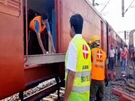 सिकंदराबाद-शालीमार एक्सप्रेस के तीन डिब्बे पटरी से उतरे, यात्रियों में हड़कंप सिकंदराबाद-शालीमार एक्सप्रेस