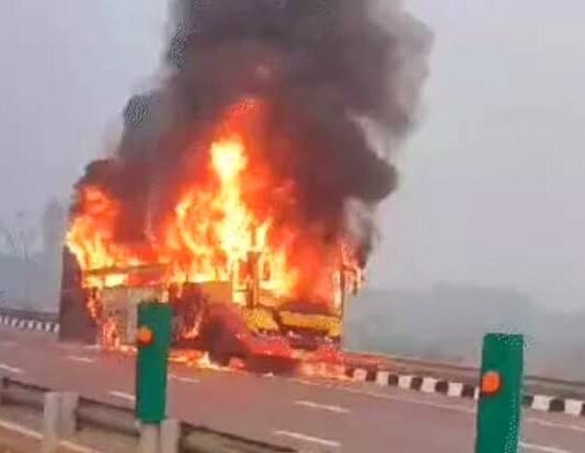 बस में लगी आग