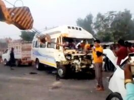 अयोध्या में ट्रक से टकराई कार-ट्रैवलर, छात्राओं समेत तीन की मौत, 15 घायल भीषण सड़क हादसा