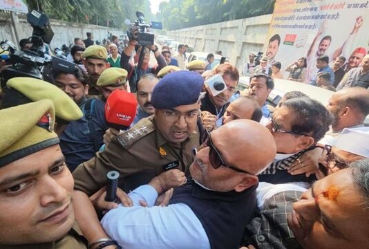 संभल जाने की जिद पर अड़े कांग्रेसियों का प्रदर्शन, पुलिस से धक्का-मुक्की कांग्रेसियों का प्रदर्शन