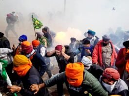 शंभू बॉर्डर: पुलिस ने अन्नदाताओं पर फिर छोड़े आंसू गैस के गोले, “किसान बोले, हम हर कुर्बानी को तैयार” अन्नदाताओं पर आंसू गैस