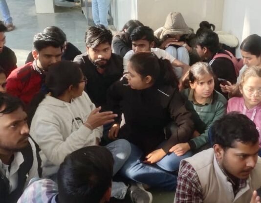 लखनऊ विश्वविद्यालय में एकाएक बदले परीक्षा पैटर्न के विरोध में छात्रों ने किया प्रदर्शन एलयू में प्रदर्शन
