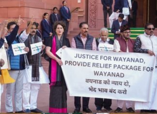 प्रियंका गांधी व अन्य सांसदों ने संसद परिसर में प्रदर्शन कर उठाई वायनाड के लिए राहत पैकेज की मांग वायनाड के लिए प्रदर्शन