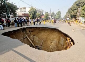सड़क धंसी