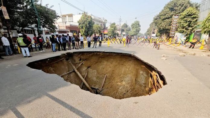 सड़क धंसी