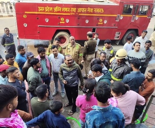 पीजीआइ के V-2 मार्ट में लगी भीषण आग, लाखों का नुकसान वीमार्ट में लगी आग