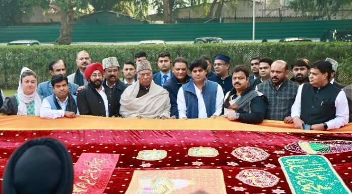 अजमेर दरगाह पर चादर भेज, खड़गे ने कहा देश में कौमी इत्तेहाद की जड़ें इतनी गहरी कि विकृत सोच से नहीं हिलाई जा सकती कांग्रेस अजमेर चादर