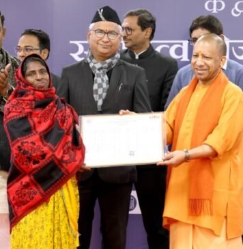 CM योगी ने घरौनी वितरित कर कहा, अब प्रॉपर्टी विवादों में आएगी कमी घरौनी वितरित
