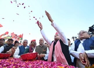 जनेश्वर मिश्र को श्रद्धांजलि अर्पित कर अखिलेश ने महाकुंभ में कैबिनेट बैठक को बताया राजनीति जनेश्वर मिश्र