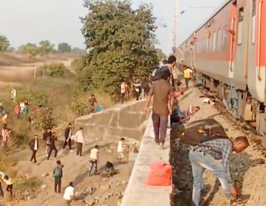 लखनऊ से मुंबई जा रही पुष्पक एक्सप्रेस में आग की सूचना पर यात्रियों ने लगाई छलांग, 12 की मौत, दर्जनों घायल ट्रेन हादसा