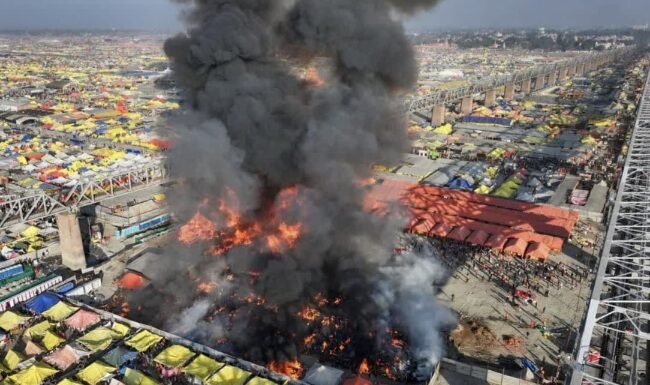 प्रयागराज महाकुंभ में लगी भीषण आग, 18 टेंट जलकर राख, सिलेंडर के धमाकों से सहमे श्रद्धालु