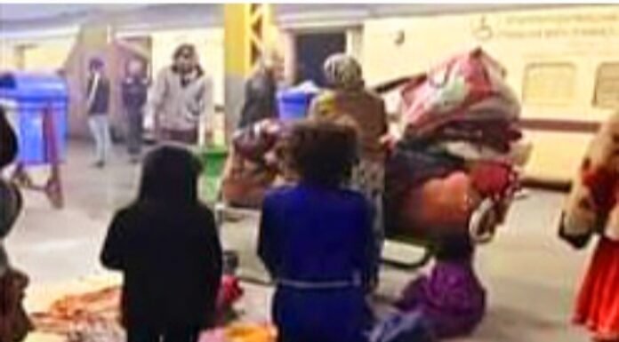 यात्रियों पर पानी डालना