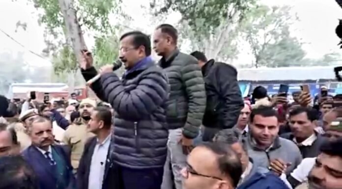 बस्ती से केजरीवाल का अमित शाह को चैलेंज, झुग्गी वालों के केस लें वापस नहीं लड़ूंगा चुनाव झुग्गी बस्ती