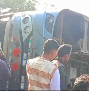 पारा में अनियंत्रित हो पलटी तेज रफ्तार डबल डेकर बस, 25 यात्री घायल डबल डेकर बस