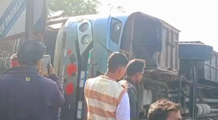 पारा में अनियंत्रित हो पलटी तेज रफ्तार डबल डेकर बस, 25 यात्री घायल डबल डेकर बस