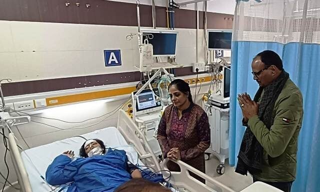 सुसाइड की कोशिश करने वाली डॉक्टर का हाल जानने ट्रॉमा सेंटर पहुंचे ब्रजेश पाठक, बेहतर इलाज के दिए निर्देश डॉक्टर प्रकृति वासवानी