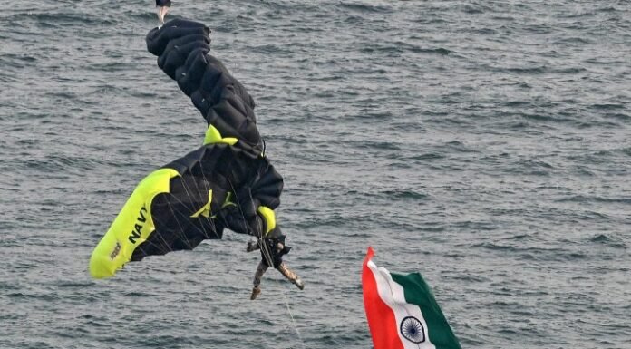 आपस में उलझा नौसेना के स्काइडाइवर्स का पैराशूट, पानी की वजह से बची जान, वीडियो वायरल स्काइडाइवर्स का पैराशूट