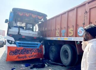 UP: कानपुर जा रही कॉलेज बस ट्रेलर से टकराई, छात्रा की मौत, दो शिक्षक समेत 14 घायल ट्रेलर में घुसी बस